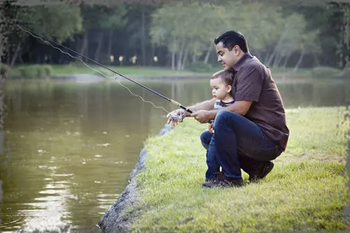 StandUpGirl dad fishes with child