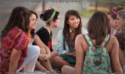 StandUpGirl girls sit together